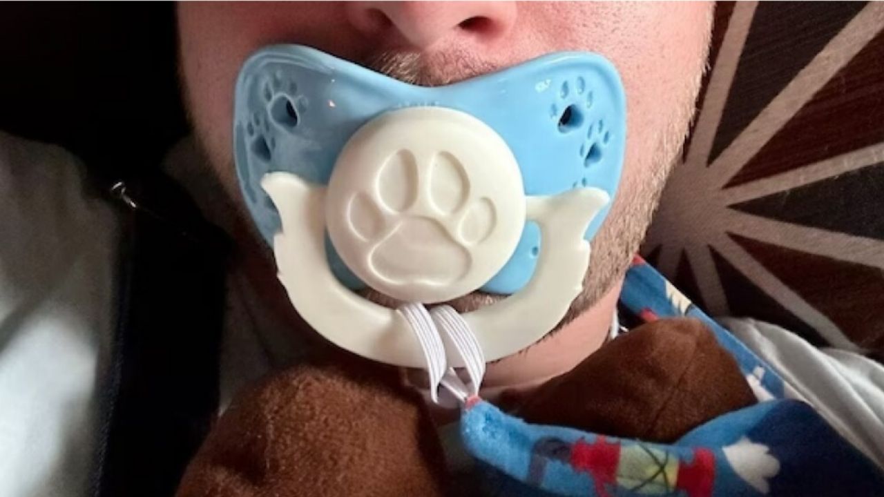 Dentistas y psicólogos lanzan advertencia sobre los chupones para adultos que cuestan hasta 70 dólares
