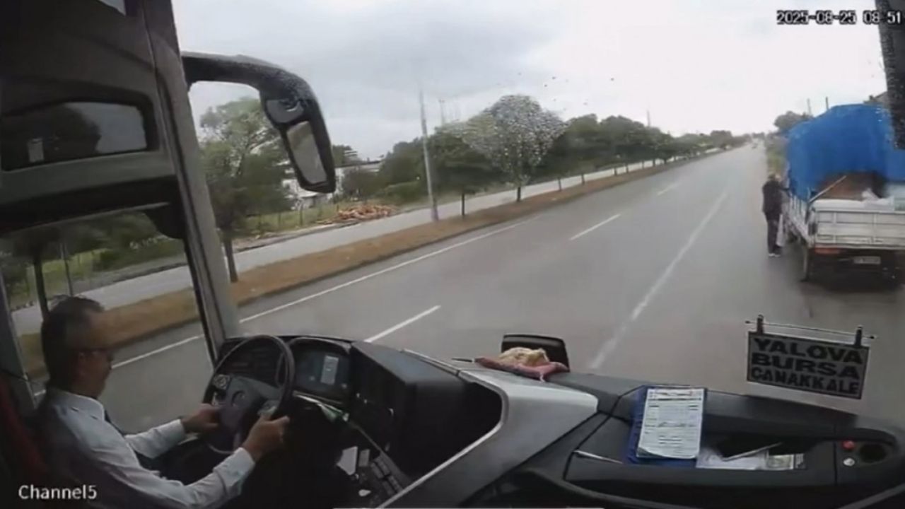 Chofer de autobús se queda dormido en plena autopista y atropella a dos personas | VIDEO FUERTE